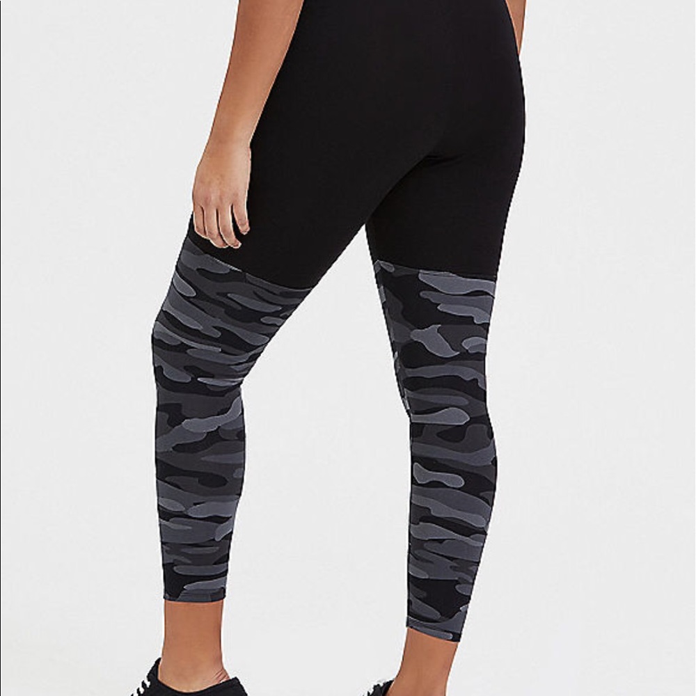 Nwt Torrid size 3 gray Camo Cropped leggings - Picture 2 of 5